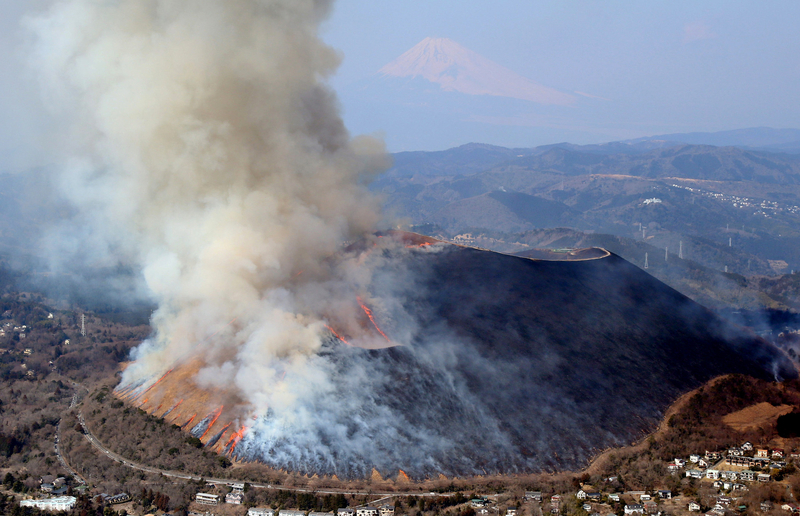 日本大室山迎春耕举行烧山活动