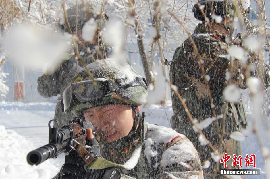 新疆边防战士浑身盖雪锻炼抗寒