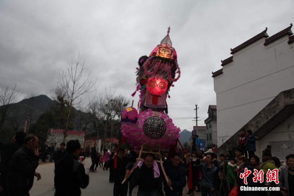 江西上饶百米板凳龙灯闹新春