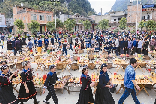 2月21日,大新县宝圩乡板价村板价屯群众举行新春集体祈福活动,吸引了