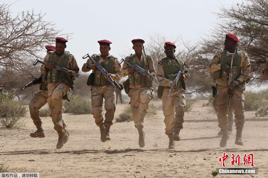 近日,美国与非洲多个国家和地区的军队在乍得马奥附近举行联合军事