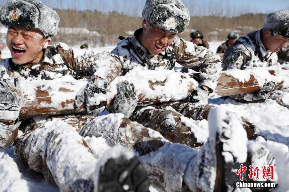 边防战士爬冰卧雪变冰人