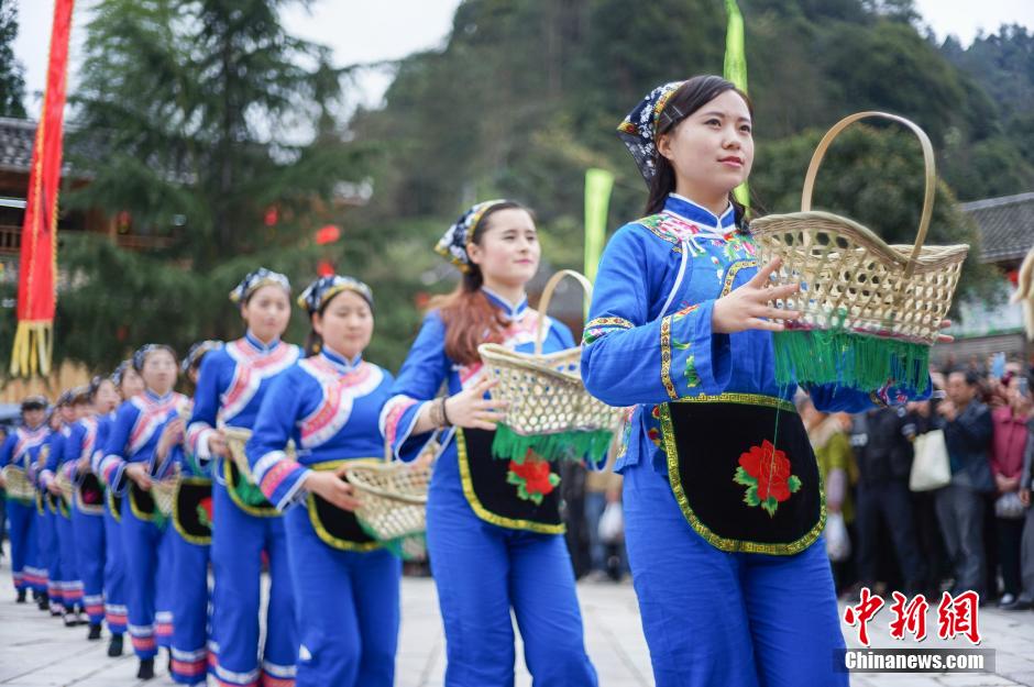 贵州石阡仡佬族共舞茶灯迎新茶季