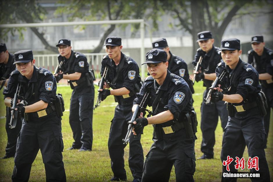 特警展示持枪射击动作