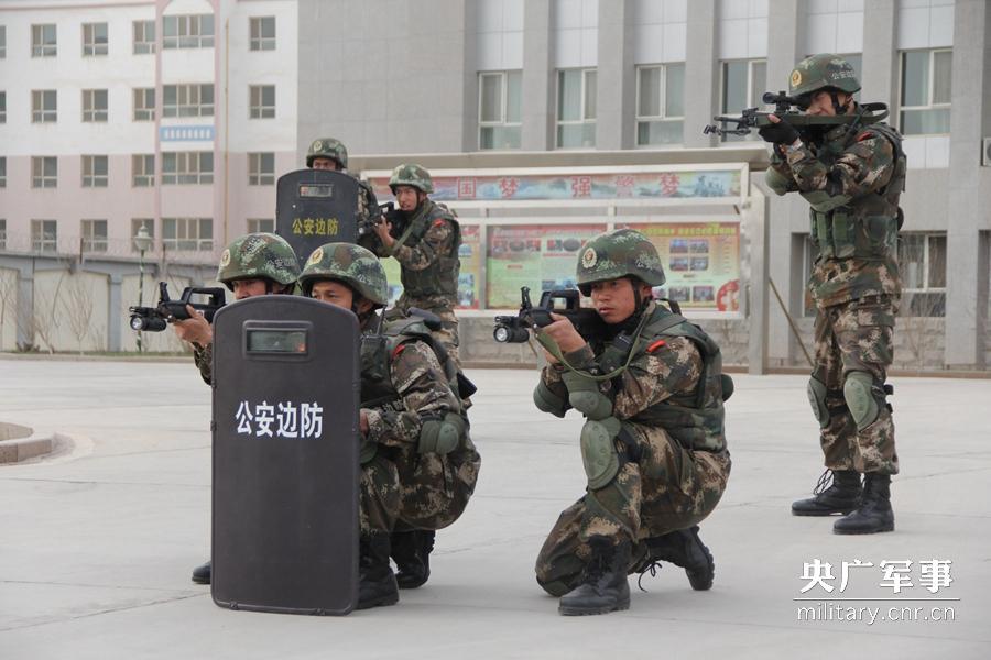 3月23日下午,新疆公安边防总队喀什边防支队邀请在喀什驻训的武警"