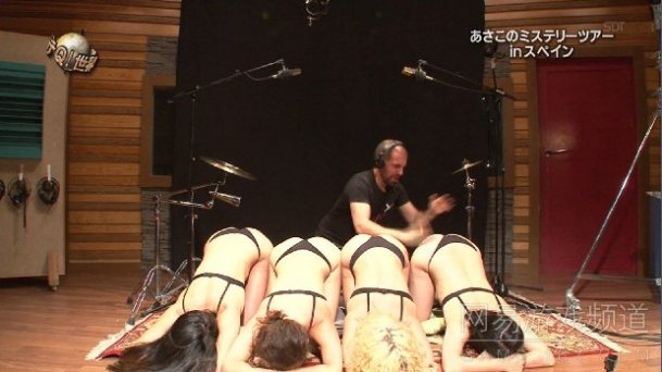 爵士乐鼓手用美女屁股演奏 打妹子屁股代替鼓点