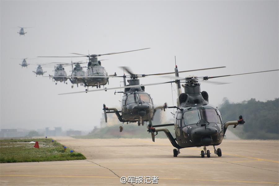 陆航武直9机群飞越城市上空