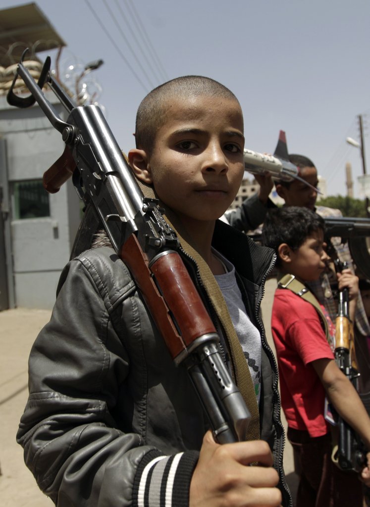 也门儿童持武器抗议沙特盟军空袭