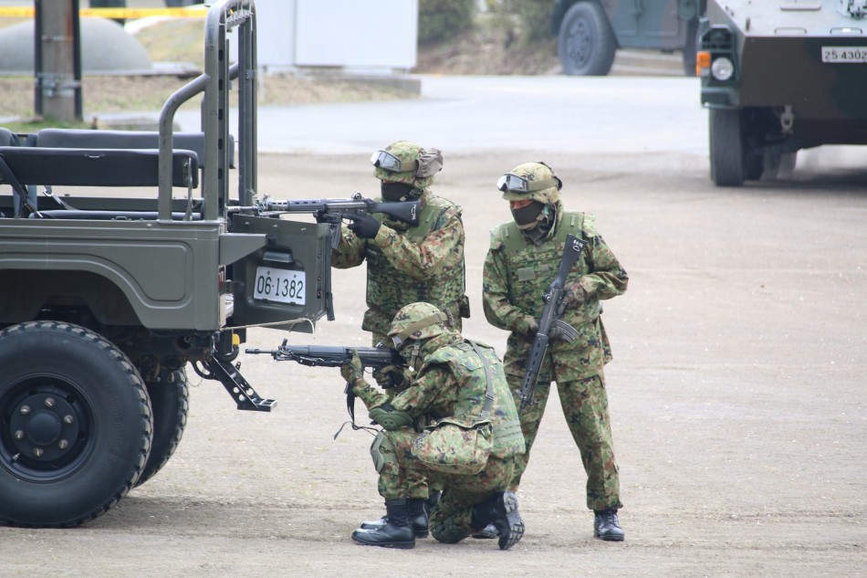 日本陆上自卫队举行隆重阅兵式