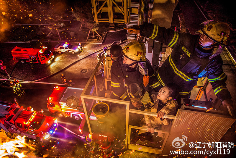 辽宁朝阳消防发硬汉风格大片 似好莱坞海报