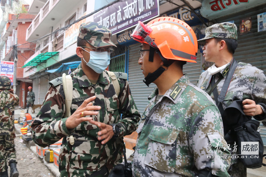 中国尼泊尔军人携手抗震救灾