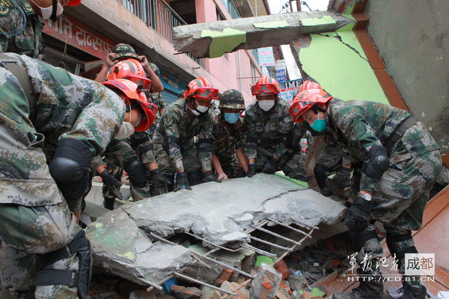 中国尼泊尔军人携手抗震救灾