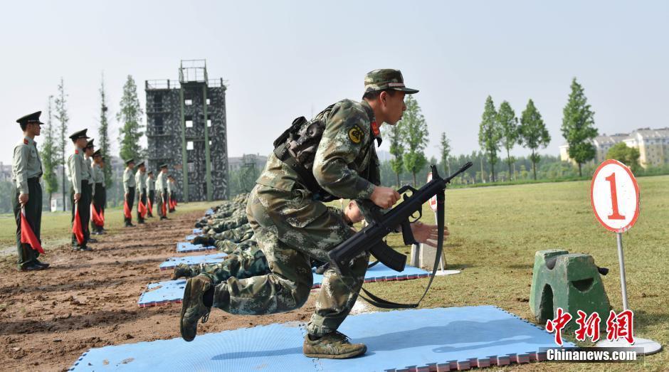 武警安徽总队第二支队一支小分队在进行95式步枪精度射击竞赛.