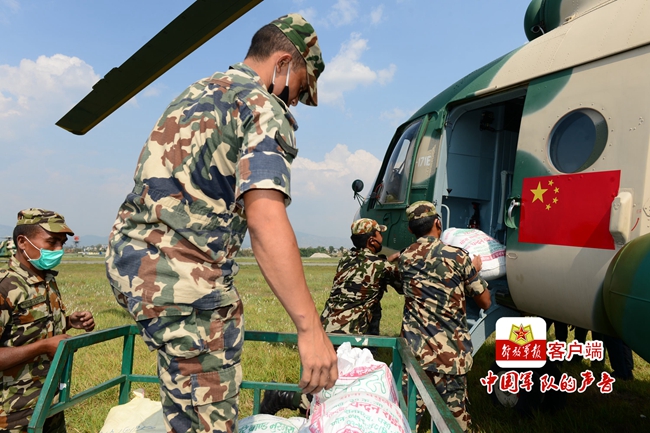 成都军区直升机首次赴境外救灾