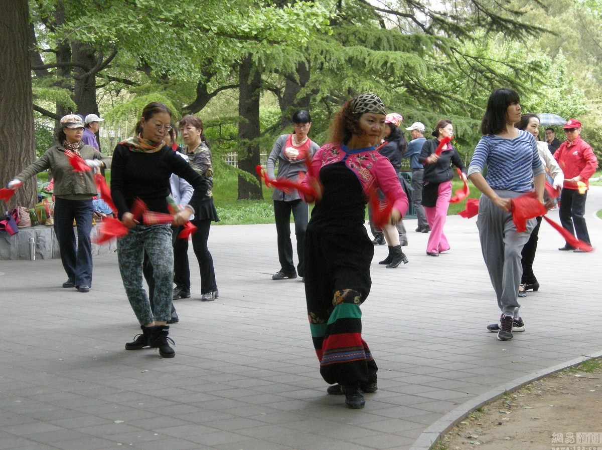 5月9日,北京陶然亭公园,大妈正在跳广场舞.