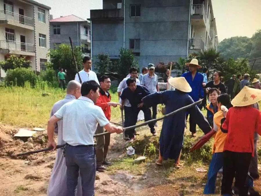 出家师父因土地纠纷遭村民殴打泼粪尿