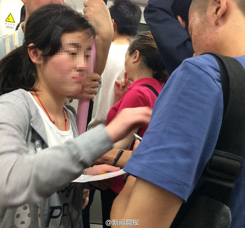 地铁“女乞讨者” 不给钱就对男乘客摸胸搂腰