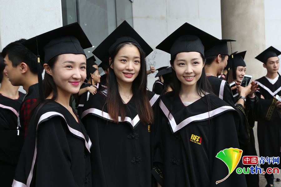 身着学士服的北京电影学院2015届表演学院本科毕业生.