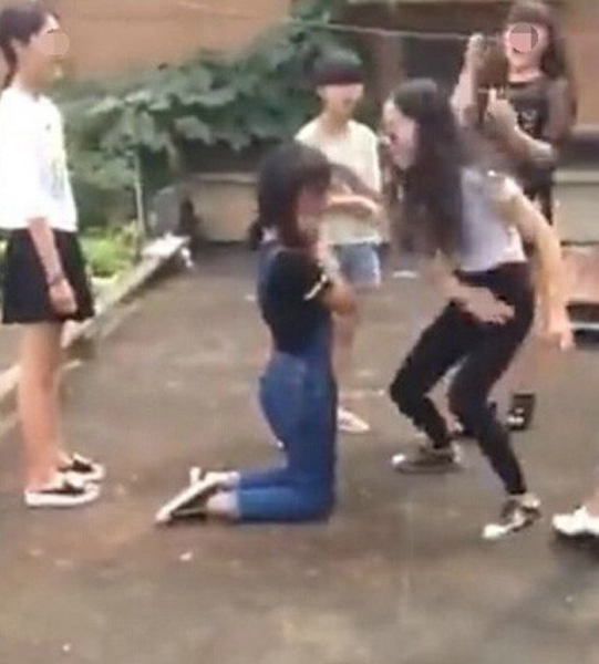 江西初中生围殴一女生逼其脱衣合影