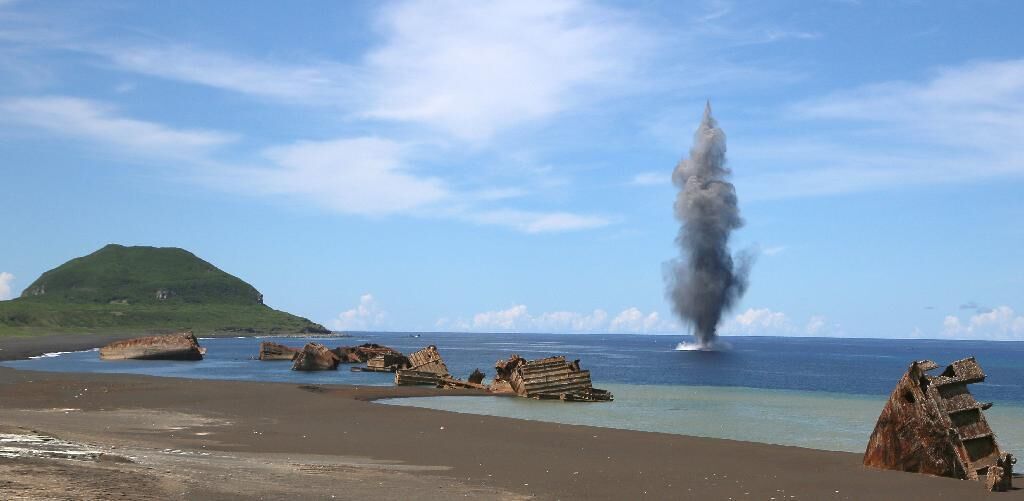 日本海上自卫队在硫黄岛海域训练实物扫雷