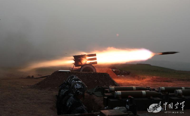空降兵榴弹炮火箭炮跨昼夜射击