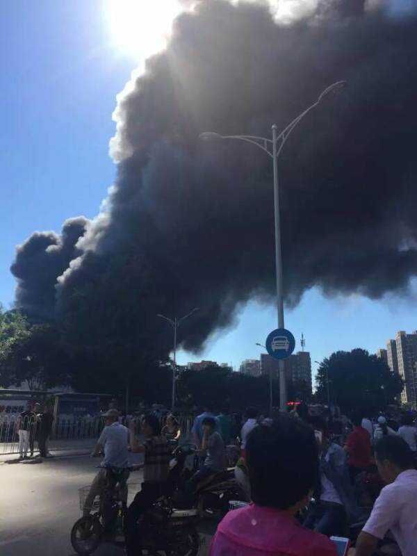 2015年6月30日下午,北京大红门公益东桥集美家居北侧一工厂起火,现场