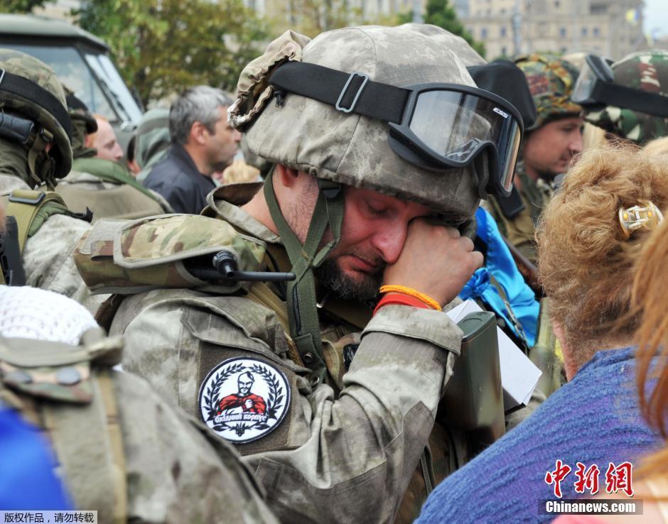 乌克兰士兵将赴前线泪别家人