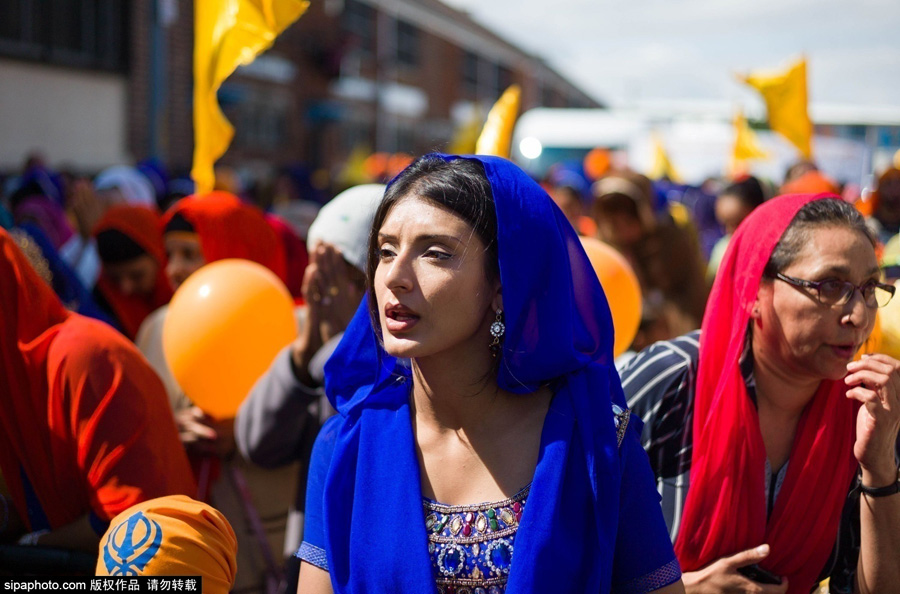 英国锡克教民众身着传统服饰举行游行 庆祝宗教节日