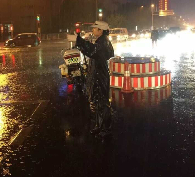 西安美女交警大雨中坚持执勤获赞最美女交警