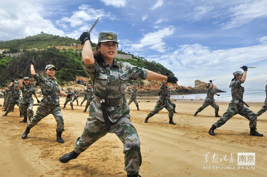 中国守岛女民兵训练场面如大片