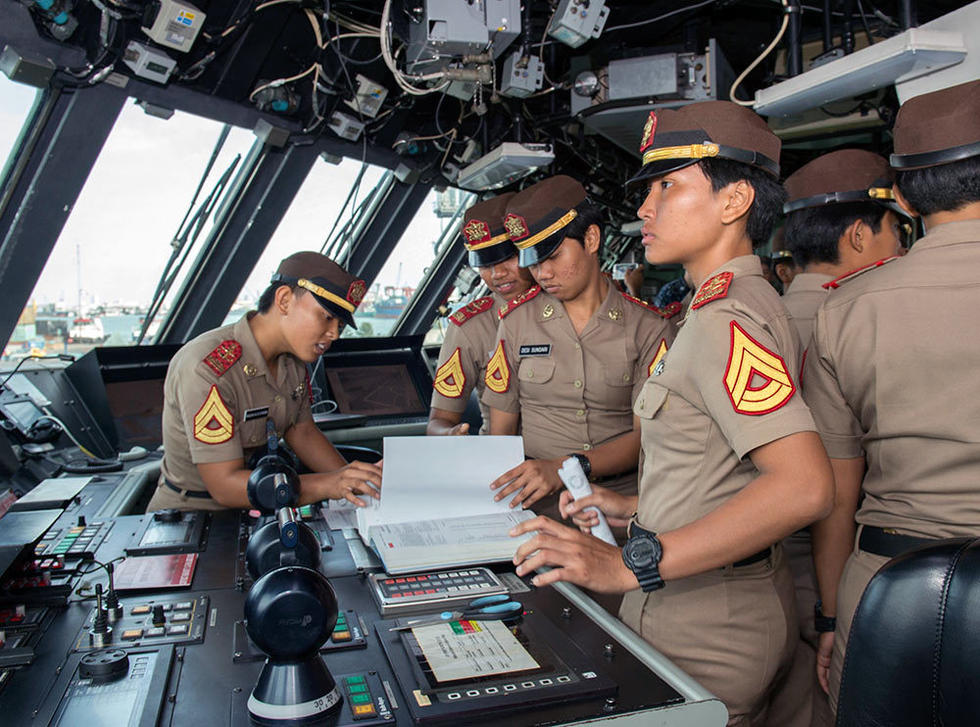 印尼女兵登上美军lcs舰看傻眼