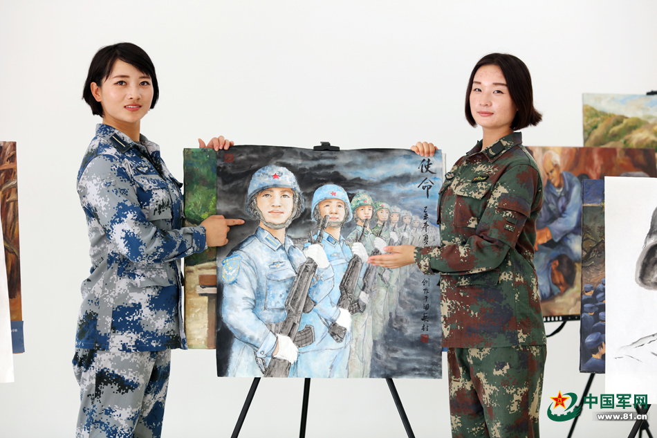 女兵方队里有才女画功超棒