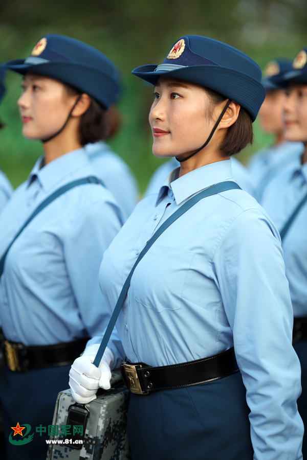 女兵方队里有才女画功超棒