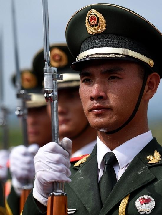 阅兵护旗方队平均身高1.85米