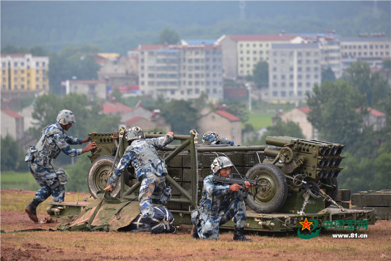 解放军速射迫击炮车排队齐射