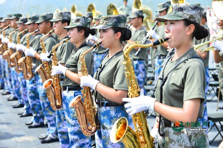 阅兵军乐团训练女兵上形体课