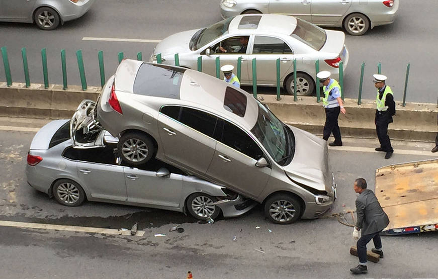 昆明离奇车祸:两车追尾铲起前车