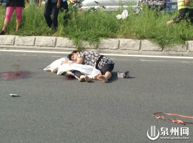 女生上学路上被撞身亡母亲抱着尸体不愿放手