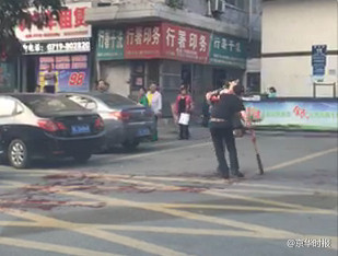 两男子持匕首砍刀街头械斗血流遍地