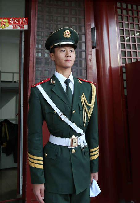 近距离接触国旗护卫队帅气队员