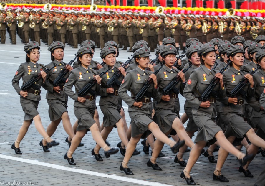 近看朝鲜阅兵式上的女性面孔