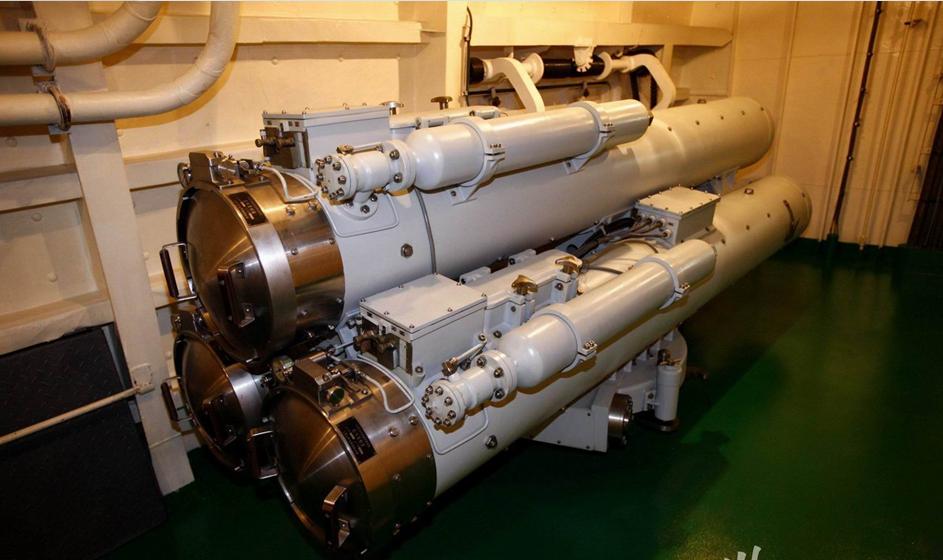 鱼雷武器方面,052c舰配备1座3联装7424型324毫米鱼雷发射管,用于