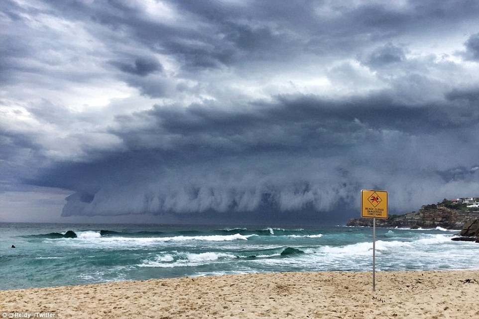 据《悉尼先驱晨报》报道,猛烈的暴风雨天气正横扫悉尼南部和北部