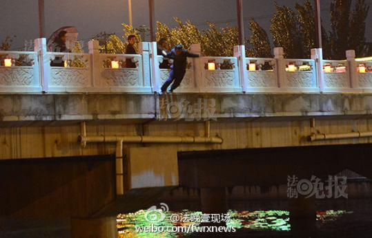 北京一男子跳桥后自行游上岸全程