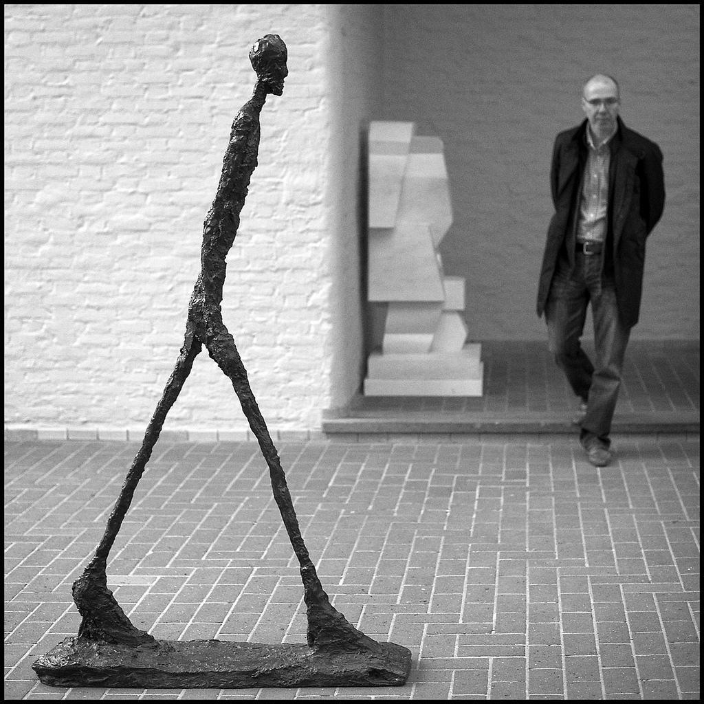 2010年2月3日,伦敦苏富比拍卖会上,贾科梅蒂雕刻作品《行走的人i》以