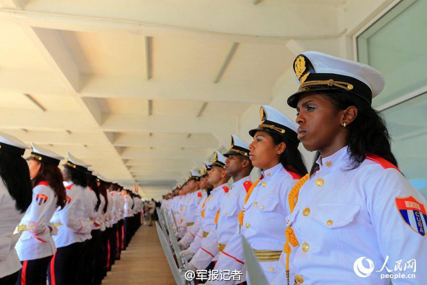 古巴女兵列队迎接中国海军到访