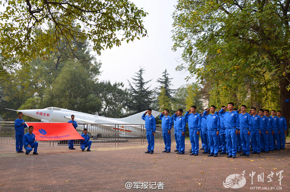 少年航校学生给中国空军送祝福