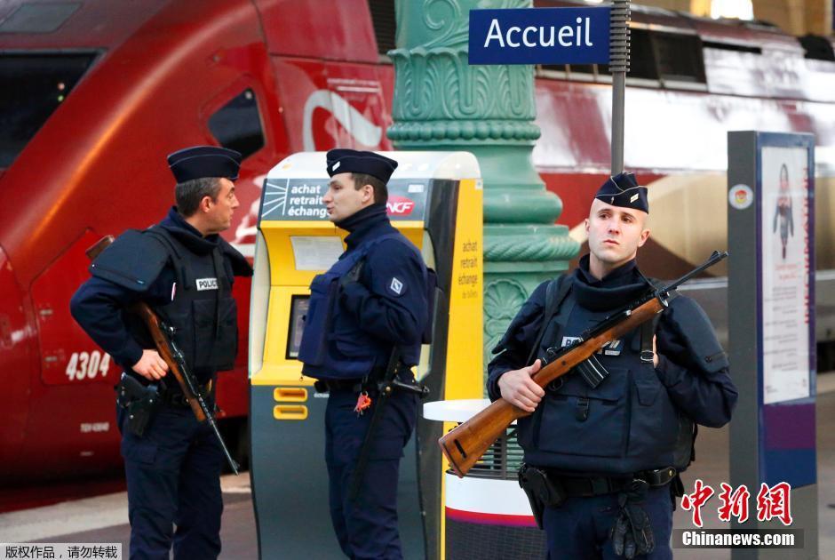 法国警察持70年代老步枪巡逻
