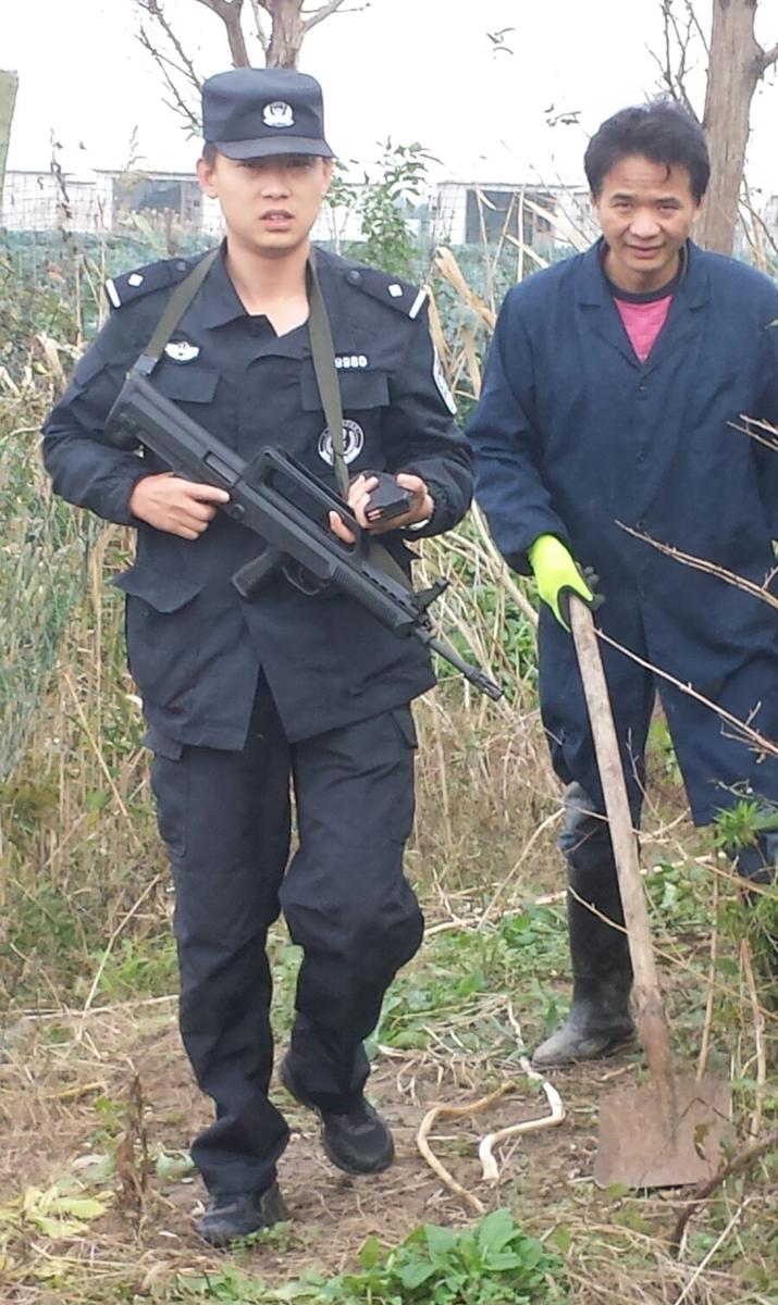 江苏民警持95式步枪击毙野猪