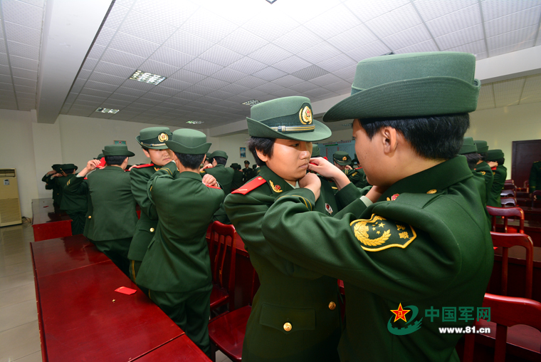 武警四川总队举行2015年度女新兵宣誓授衔仪式